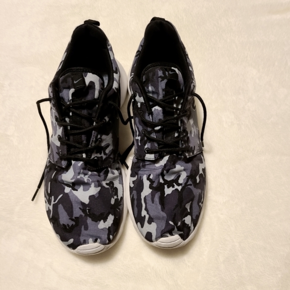 Nike roshe run shoes size 11.5